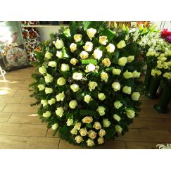 37. Álló koszorú, 1 m, barack és fehér rózsa levelekkel,, vegyes sok zölddel egyszínűben vagy más színben is kérhető
