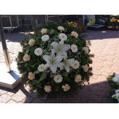 82. Álló koszorú szegfű, gerbera, liliom, rezgő 