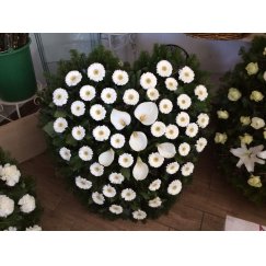 93. Szív alakú, álló koszorú gerbera, kála