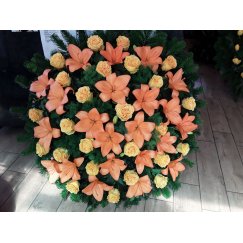 126. Klasszikusan nagyon elegáns, ízléses álló koszorú nemes virágokból, liliom, rózsa., rengeteg zöld. Pont olyan, hogy semmi más kívánnivalót nem hagy - ilyennek kell lenni egy igényes koszorúnak.Narancssárgán kívül más színben is kérhető. Formája kerek