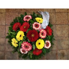2. Fekvő koszorú gerbera vegyes színű, fehér, piros, sárga, rózsaszín, narancs gerberából kérhető