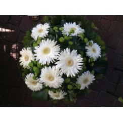 3. Fekvő koszorú 70 cm gerbera, krizantém fehér krizantémmal is kérhető