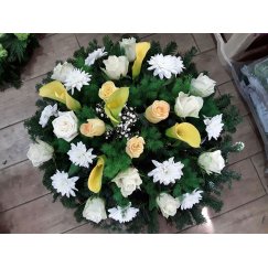 8. Fekvő koszorú 70 cm kála, rózsa, krizantém, rezgőtiszta fehér színben is kérhető