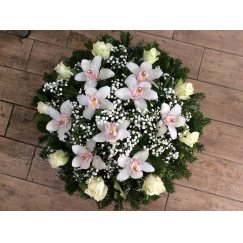 18. Fekvő koszorú rózsa, orchidea, rezgő