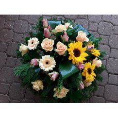 23. Fekvő koszorú gerbera, rózsa, napraforgó ,díszlevelek. Fehér és vegyes színű gerberával is kérhető.( napraforgó szezonalitása miatt rendelés előtt érdeklődjön - ha nincs, más virággal helyettesíthető )