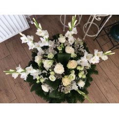 65. Fekvő koszorú 70 cm rózsa, szellőrózsa, kardvirág ( szezonon kívül kála ), díszlevelek, rezgő