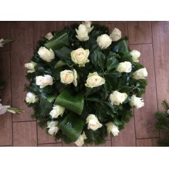 68. Fekvő koszorú I.oszt rózsa, díszlevelek-több színbenfehér, sárga, vörös, rózsaszín , narancs rózsával kérhető