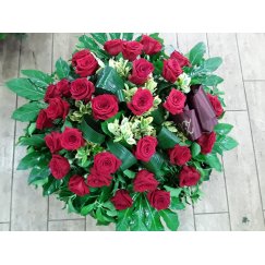 73.Fekvő koszorú 70 cm rózsa,díszlevelek- minden színben kérhető - I. oszt. nagyfejű, friss aznapi rózsából