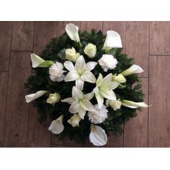 84. Fekvő koszorú kála, rózsa, liliom, szegfű