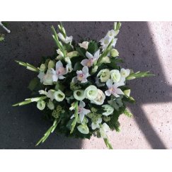 117. Kardvirág ( szezonon kívül kála ), szellörózsa, orchidea- fekvö koszorù 