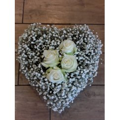 Szívkoszorú – Professzionális szív alakú tartóban,vizet megtartó de nem csöpögő anyagba készített szívkoszorú.Gypsophila, rózsa.Nagyobb méret ára iránt érdeklődjön !