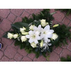 22. Klasszikus fazonú elegáns sírcsokor, fehér rózsa, liliom, rezgő, dúsan zöldelve ( képen az S méret látható ) 