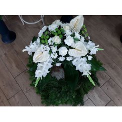 23. Görög koszorù, rózsa, díszkrizantém, szekfü, anthurium, kardvirág ( szezonon kívül kálával helyettesítve ) 