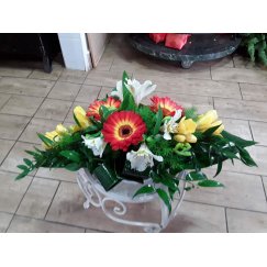 2. Urnadísz vizes alapban, egzotikus zöldekkel, frézia, inkaliliom, gerbera - több méretben és színben kérhető ( képen S méret látható )S: 60 cm, M: 70 cm, L: 80 cm