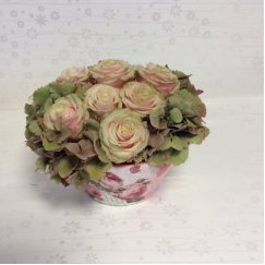 44. Rózsás készítmény porcelánban ( a tartó változhat, de színben harmonizál a virággal ) - több színben kérhető ( képen S méret )S: 20 cm átmérő